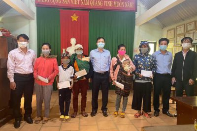 Công tác kết nghĩa với đồng bào dân tộc thiểu số buôn Knia thuộc xã Tân Tiến, huyện Krông Pắc, tỉnh Đắk Lắk.